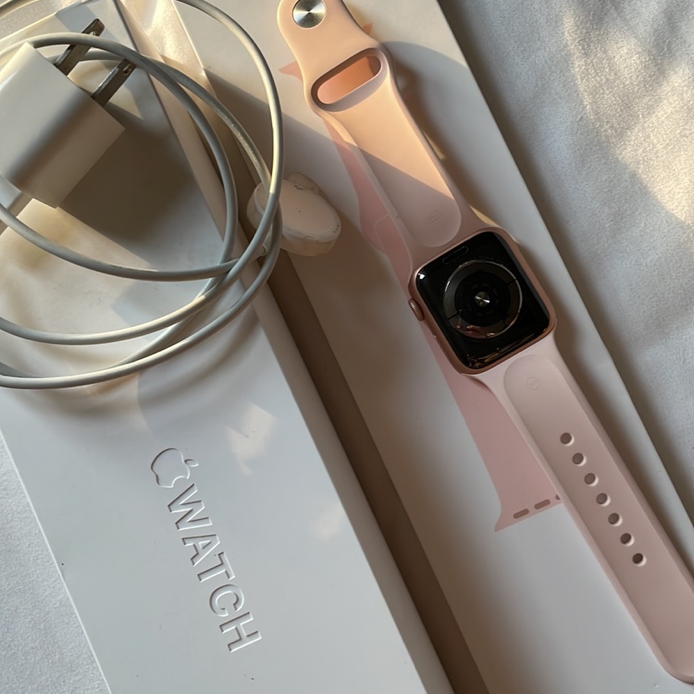 Apple Watch 5 Series 40mm Rose gold with pink/sand sports band - Picture 7 of 14